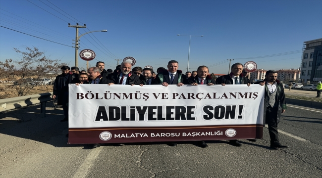 Malatya'da avukatlar "Tek çatıda adliye" yürüyüşü düzenledi