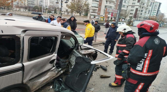 Malatya'da otomobil ile hafif ticari aracın çarpışması sonucu 1 kişi ölü, 2 kişi yaralandı