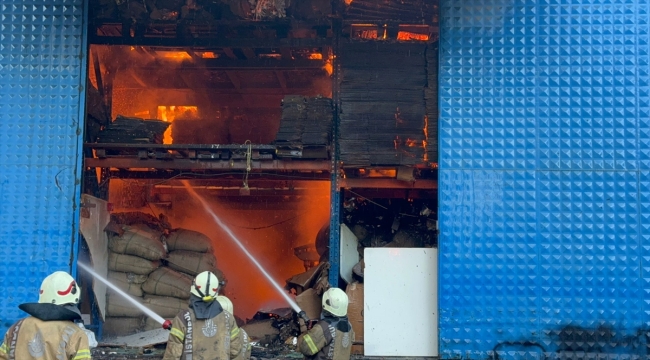 Maltepe'de iş yerinde çıkan yangına müdahale ediliyor