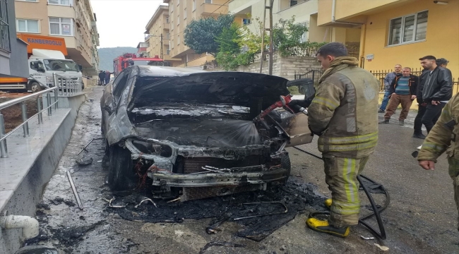 Maltepe'de park halindeyken yanan otomobilde hasar oluştu