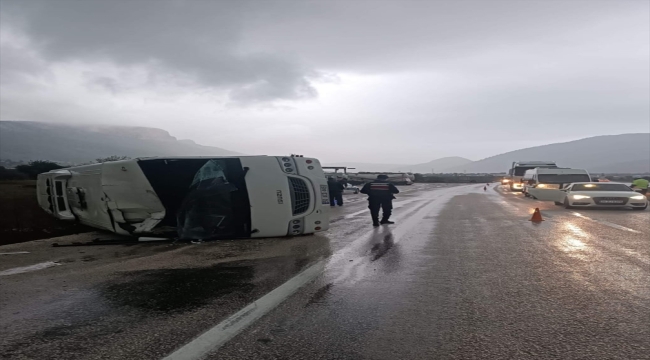 Mersin'de yaralı taşıyan ambulansa arkadan çarpan midibüs devrildi