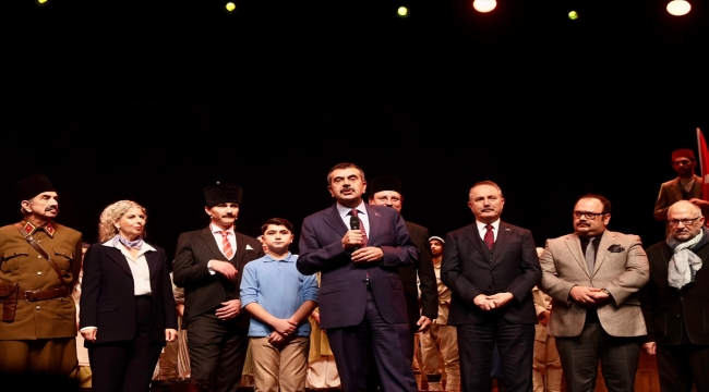 Milli Eğitim Bakanı Tekin, "Cumhuriyet'e Doğru" tiyatro oyununu izledi
