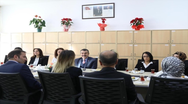 Milli Eğitim Bakanı Tekin, Keçiören Şehit Mustafa Ünal Ortaokulu'nu ziyaret etti