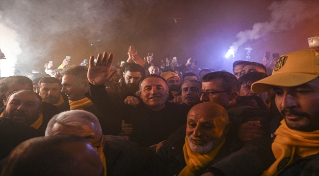 MKE Ankaragücü taraftarları, eski başkan Faruk Koca'yı coşkuyla karşıladı