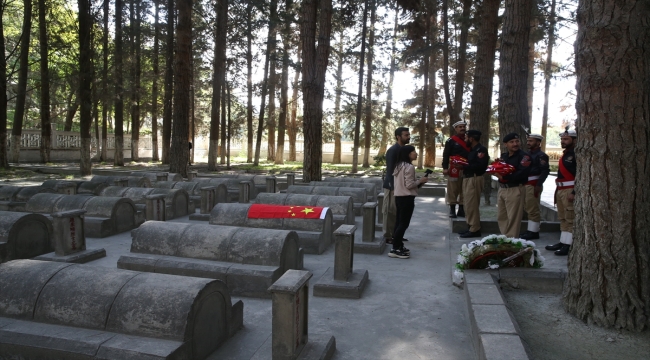 Pakistan'da Karakurum Geçidi'nin yapımında ölen Çinlilere ait anıt mezar bulunuyor