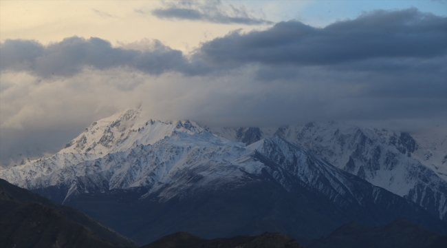 Pakistan'da yüksek dağ ve buzullarla çevrili Hunza, doğal güzellikleriyle öne çıkıyor