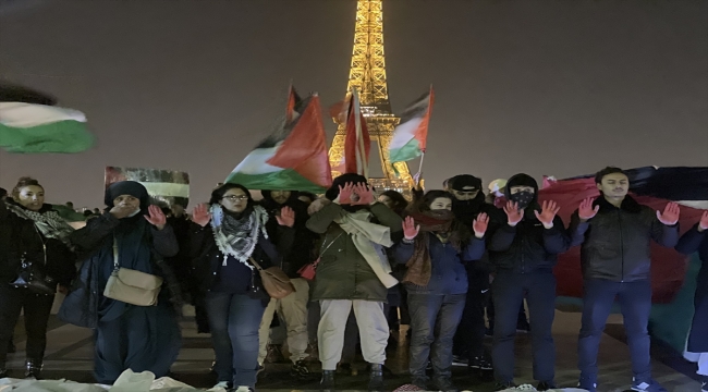 Parisliler, İsrail'in Gazze'de katlettiği sivilleri temsilen yere uzanarak eylem yaptı