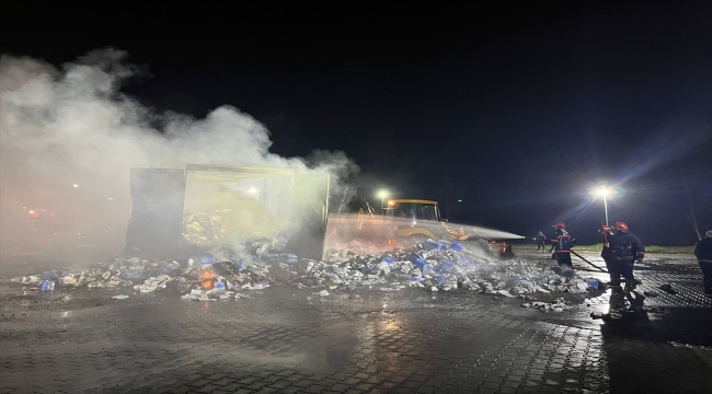 Sakarya'da park halindeki tırın dorsesinde çıkan yangın söndürüldü