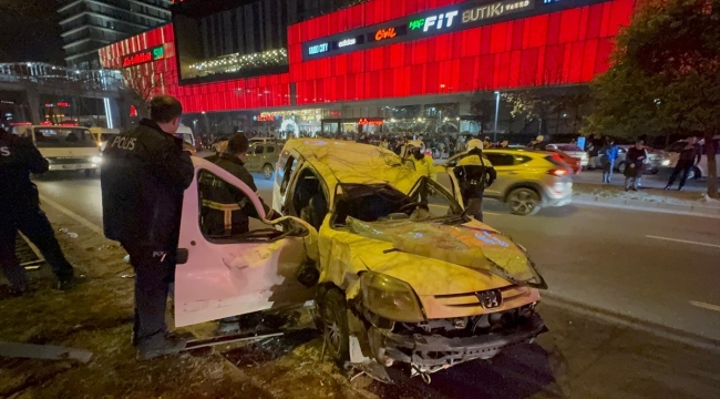 Samsun'da otomobille çarpışan hafif ticari aracın sürücüsü ağır yaralandı