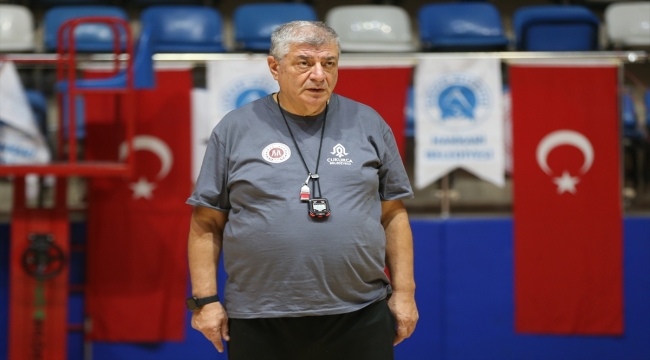 Samsunlu baba ve oğlu, Hakkari'de voleybol takımının başarısı için ter döküyor