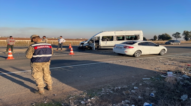 Şanlıurfa'da minibüsle otomobilin çarpıştığı kazada 12 kişi yaralandı