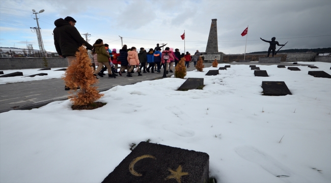 Sarıkamış'ta ilkokul öğrencileri "Şehitlere Vefa" yürüyüşü yaptı