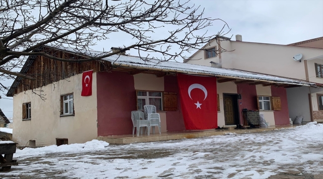 Şehit Piyade Uzman Onbaşı Yazıcı'nın Gümüşhane'deki köyüne Türk bayrakları asıldı