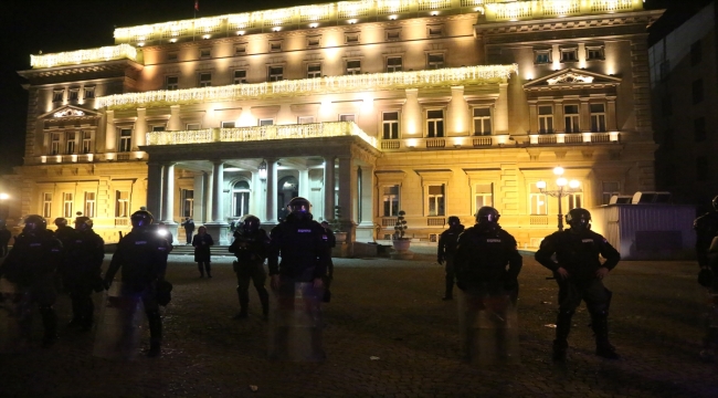 Sırbistan'da Belgrad Belediye Meclis binasına girmeye çalışan göstericilere müdahale edildi 