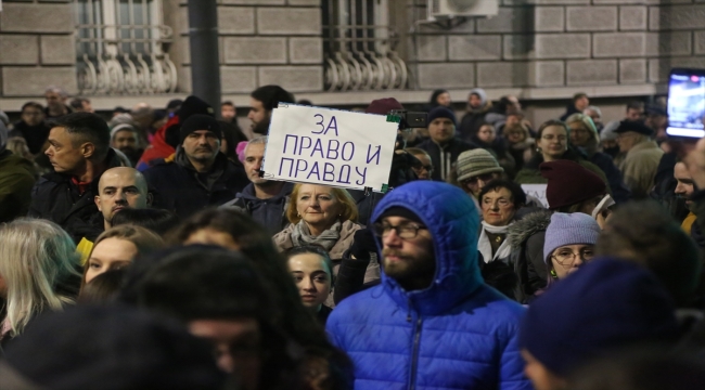 Sırbistan'da dün yapılan seçimlere itiraz eden muhalefet protesto gösterisi düzenledi