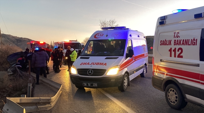 Sivas'ta bariyerlere çarpan otomobildeki 4 kişi yaralandı 