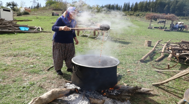 Tescilli Andız pekmezi Kahramanmaraş'ta geleneksel yöntemlerle üretiliyor