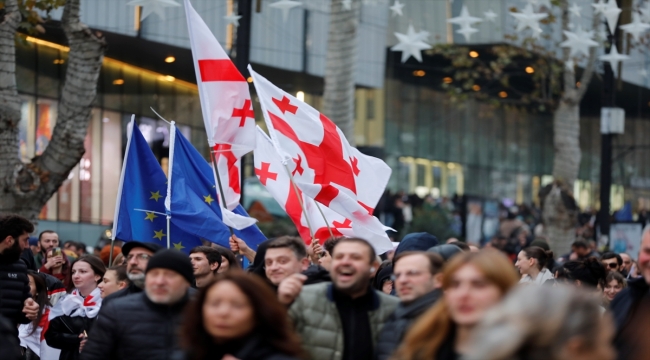 Tiflis'te AB'nin Gürcistan'a adaylık statüsü vermesi kutlanıyor