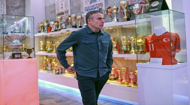 Trabzonspor teknik direktörü Abdullah Avcı, Şamil Ekinci Müzesi'ni ziyaret etti