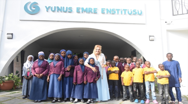 Türk sanatçı Bayramoğulları, Abuja Yunus Emre Enstitüsü'nde çocuklara konser verdi