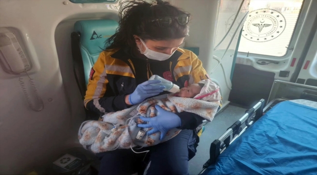Van'da 2 aylık bebek ambulans helikopterle hastaneye ulaştırıldı