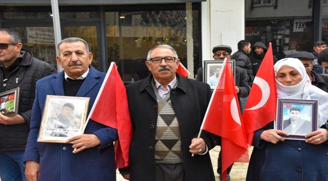 Van'da ailelerin HDP İl Başkanlığı önündeki eylemine bir aile daha katıldı