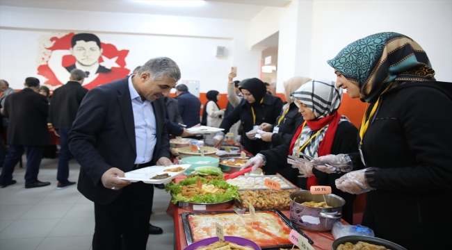 Van'da minik öğrenciler Gazze için kumbaralarındaki parayı bağışladı