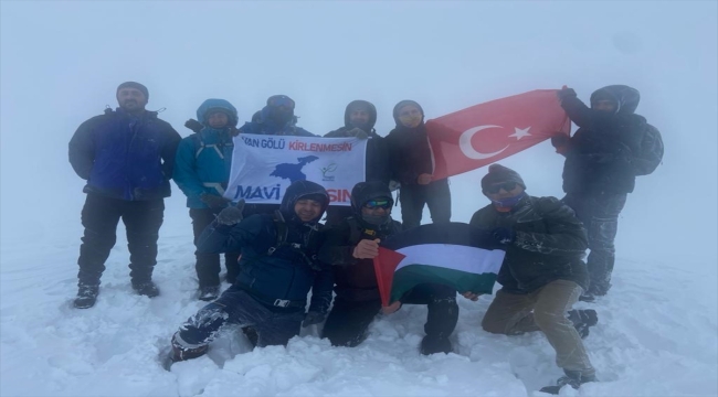 Van Gölü Aktivistleri Derneği üyeleri, Esrük Dağı'na tırmandı