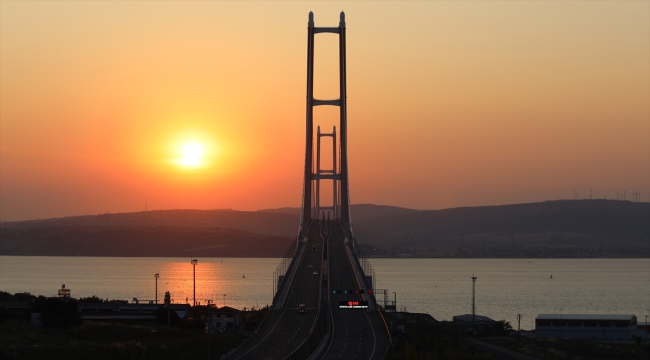 "Yılın projesi" seçilen 1915 Çanakkale Köprüsü'nün yetkilileri ödülü aldı