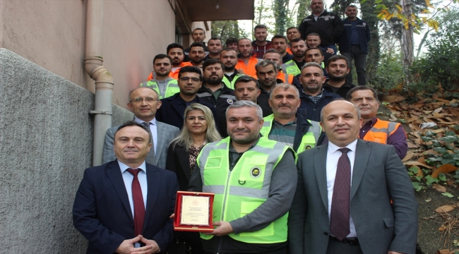 Zonguldak'ta ambulansa yol veren makiniste plaket takdim edildi