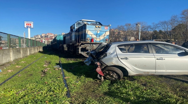 Zonguldak'ta hemzemin geçitte yük treninin çarptığı otomobildeki 3 kişi yaralandı