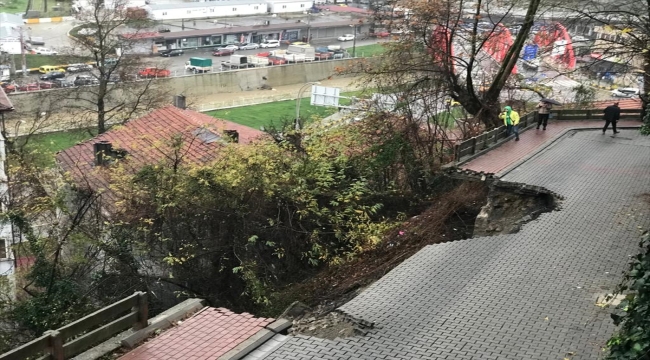 Zonguldak'ta heyelanda bir bölümü çöken yol trafiğe kapatıldı