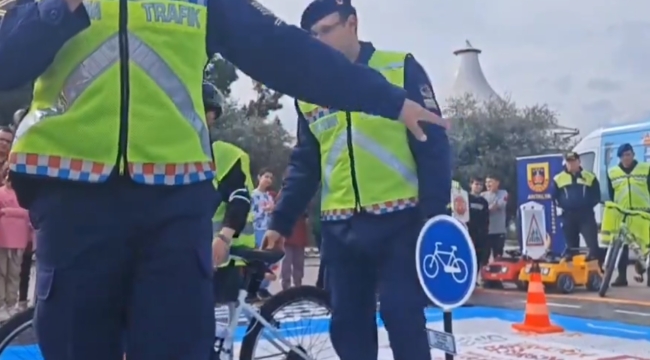 Jandarma, "Güvenli Bisiklet" Projesiyle Öğrencilere Bisiklet Eğitimi Veriyor
