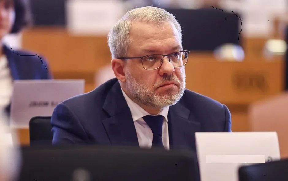 O Ülkede Adalet Bakanı Görevden Alınıyor: Yolsuzluk Yaptığı İddia Edildi