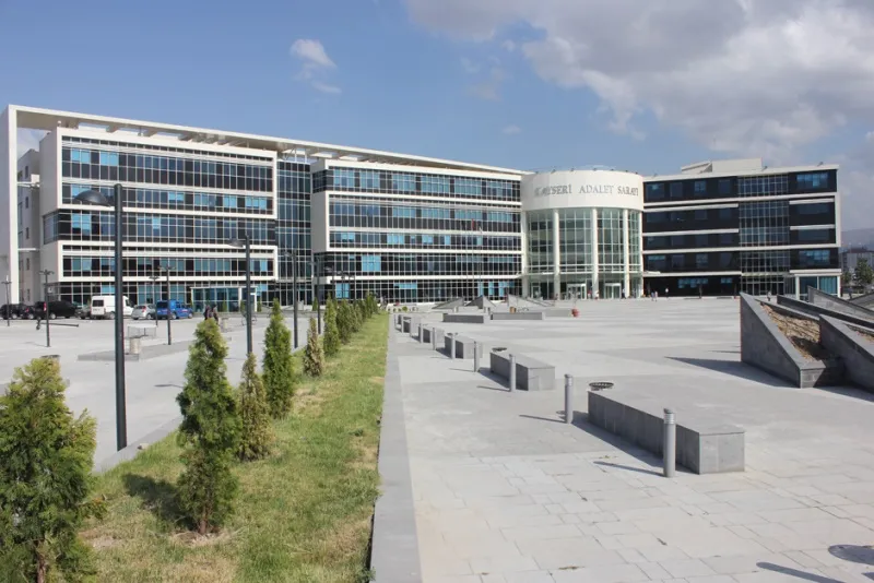 Adliyede görevli mübaşire saldırı