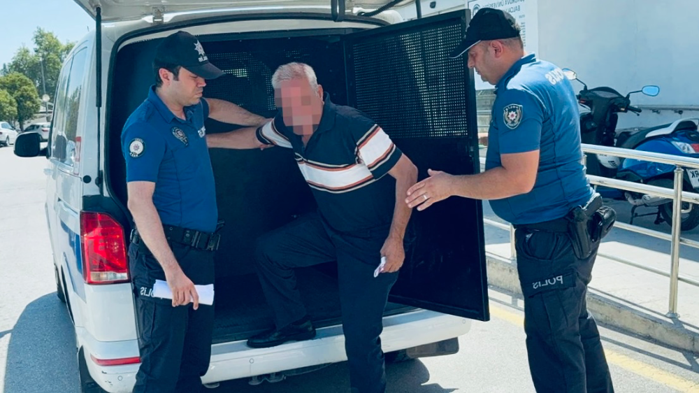 Otobüste Gizlice Fotoğraf Çektiği İddia Edilen Emekli Hakim Gözaltına Alındı