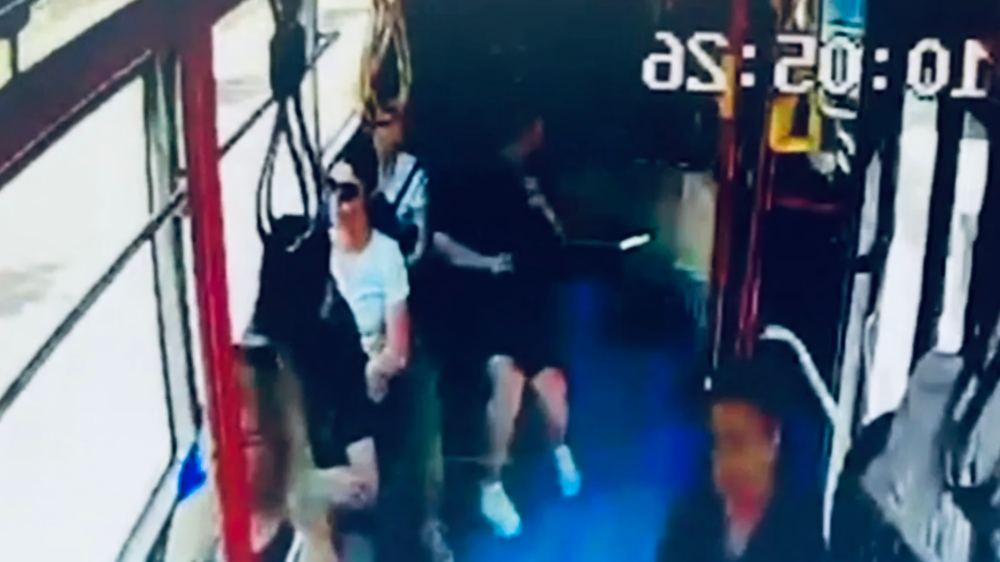 Otobüste Gizlice Fotoğraf Çektiği İddia Edilen Emekli Hakim Gözaltına Alındı
