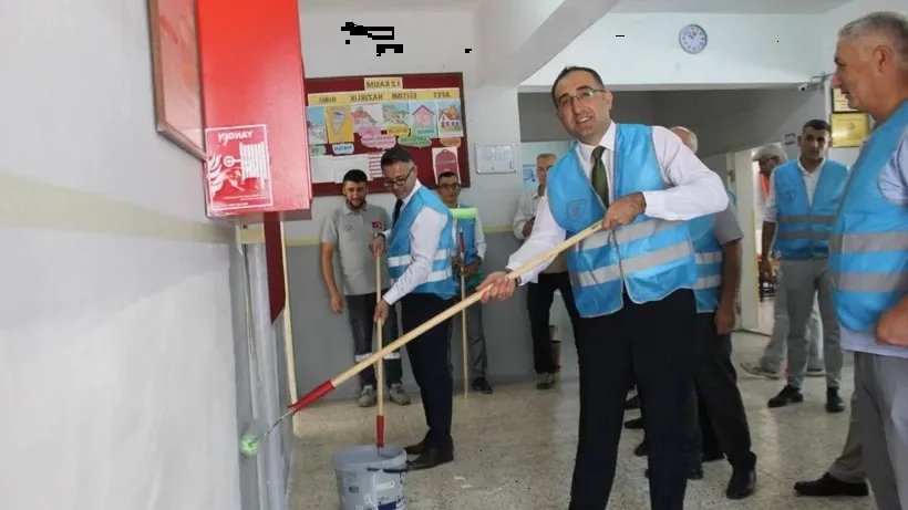 Soma’da Eğitime Anlamlı Destek: Başsavcı Okul Boyadı