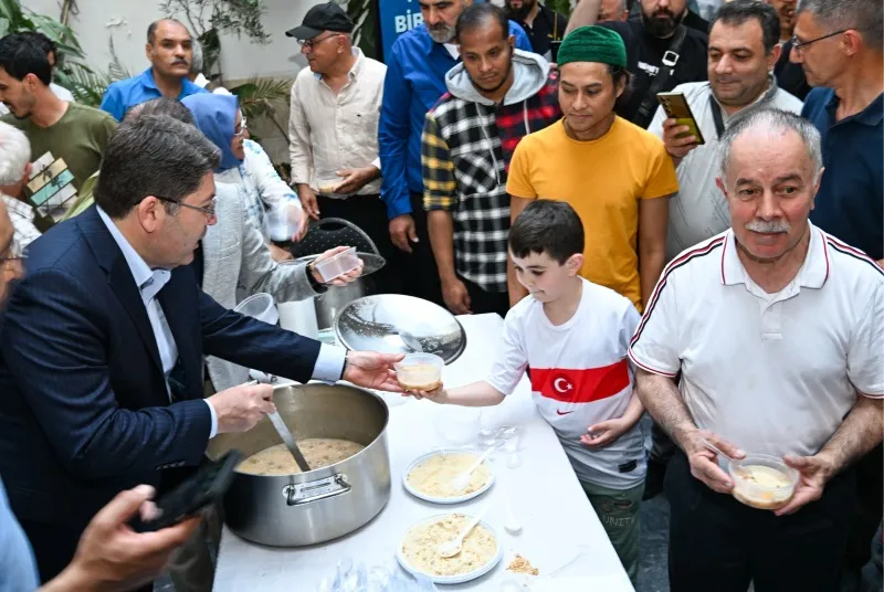 Bakan Yılmaz Tunç’tan Hollanda’da Aşure İkramı ve Türk Toplumuna Övgü: “Başarılarınızla Gurur Duyuyoruz”