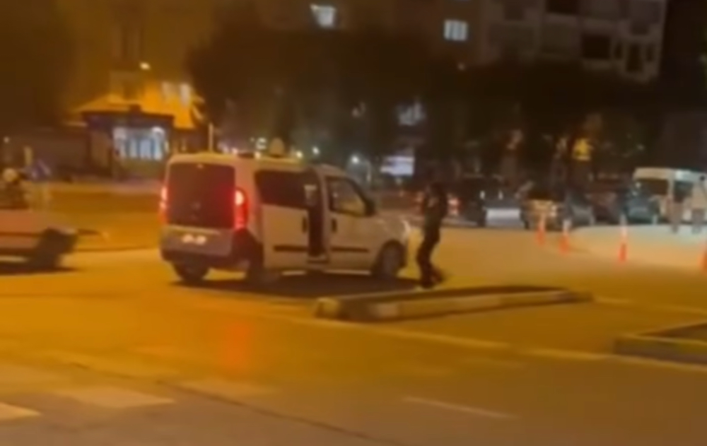Resmi araca eskort alan iki memur açığa alındı