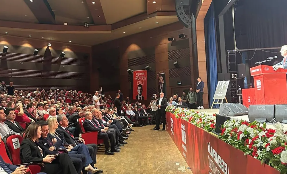 CHP İstanbul Kongresi’nde Mahkeme Krizi: İcra Heyeti Salona Gitti, YSK Toplanıyor