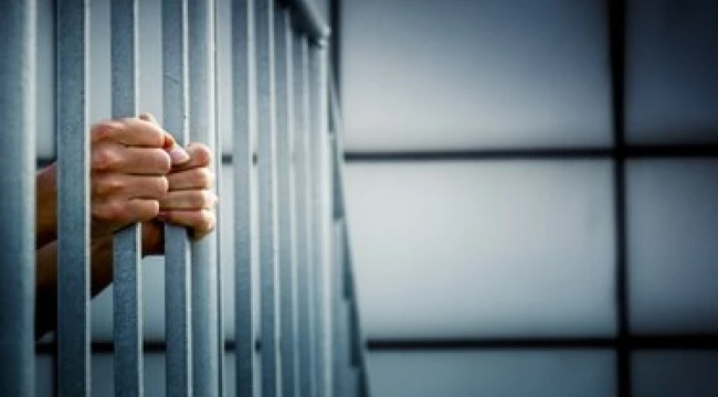Açık cezaevi hükümlüleri izindeyken sigortalı bir işte çalışabilir mi?
