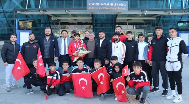 Dünya üçüncüsü güreşçi Emrah Ormanoğlu, Erzincan