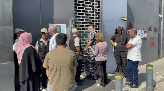 Lübnan’da parasını çekemeyen mudi banka çalışanlarını rehin aldı