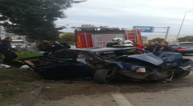 Samsun’da ağaca çarpan otomobilin sürücüsü öldü, 2 kişi yaralandı