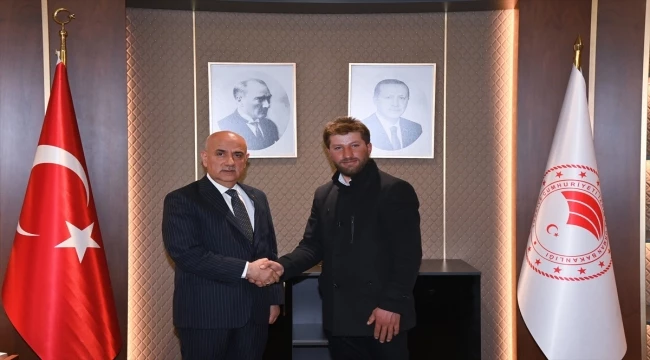 Bakan Kirişci, türküleriyle sosyal medyada ilgi toplayan çoban Tarık Kara