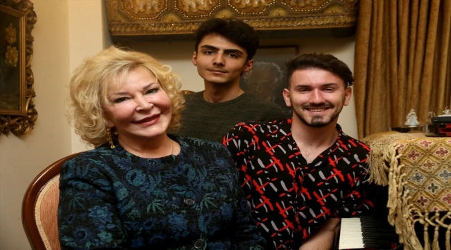Piyano çalmasıyla ilgi odağı olan kurye Can İncir, Piyanist Gülsin Onay