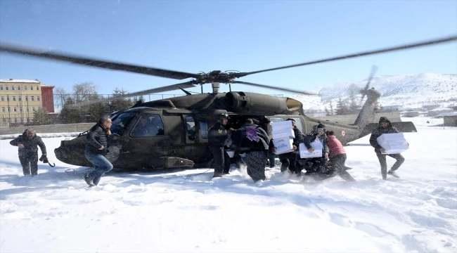 Kahramanmaraşlı depremzedeler kırsala helikopterle erzak taşıyan Mehmetçik