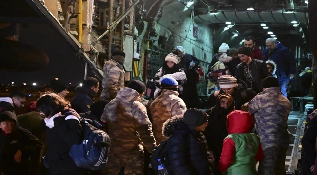 Tahliye talebinde bulunan depremzedeler TSK’nın kargo uçağıyla İstanbul’a getirildi