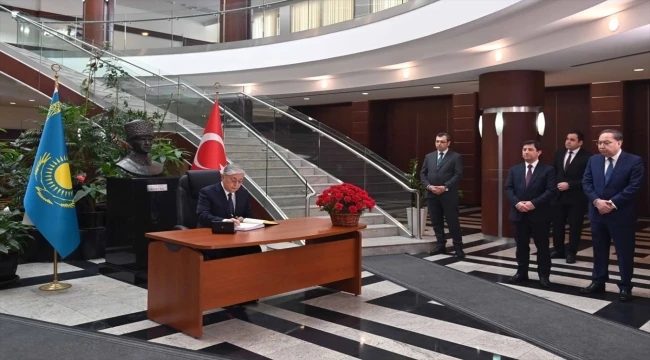 Tokayev, Türkiye’nin Astana Büyükelçiliğini ziyaret ederek taziye defterini imzaladı